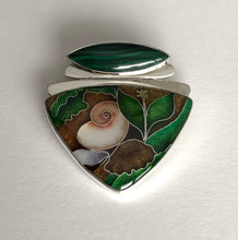 Load image into Gallery viewer, Shells with Malachite pin/pendant
